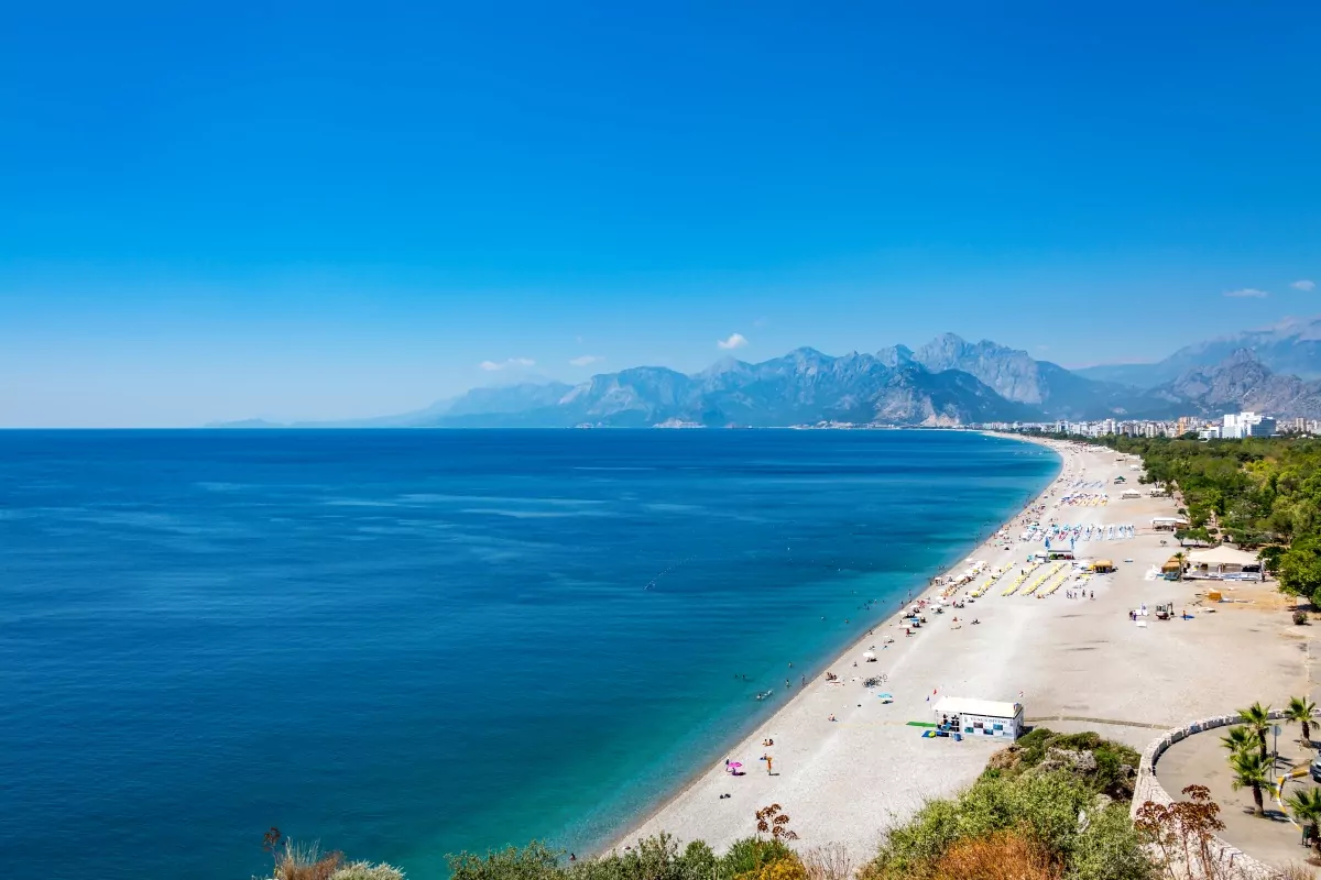 Konyaalti antalya. Турция Анталья Коньяалты пляжи. Пляж Коньяалты в Анталии. Коньялты район Анталии. Анталья набережная Коньяалты.