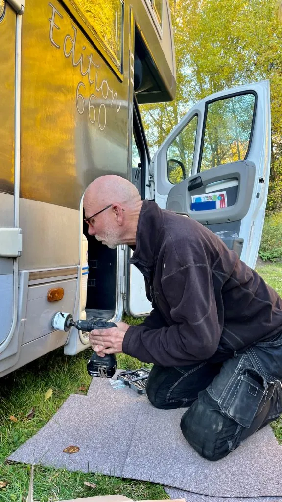 Att montera fast gasoltank i husbilen