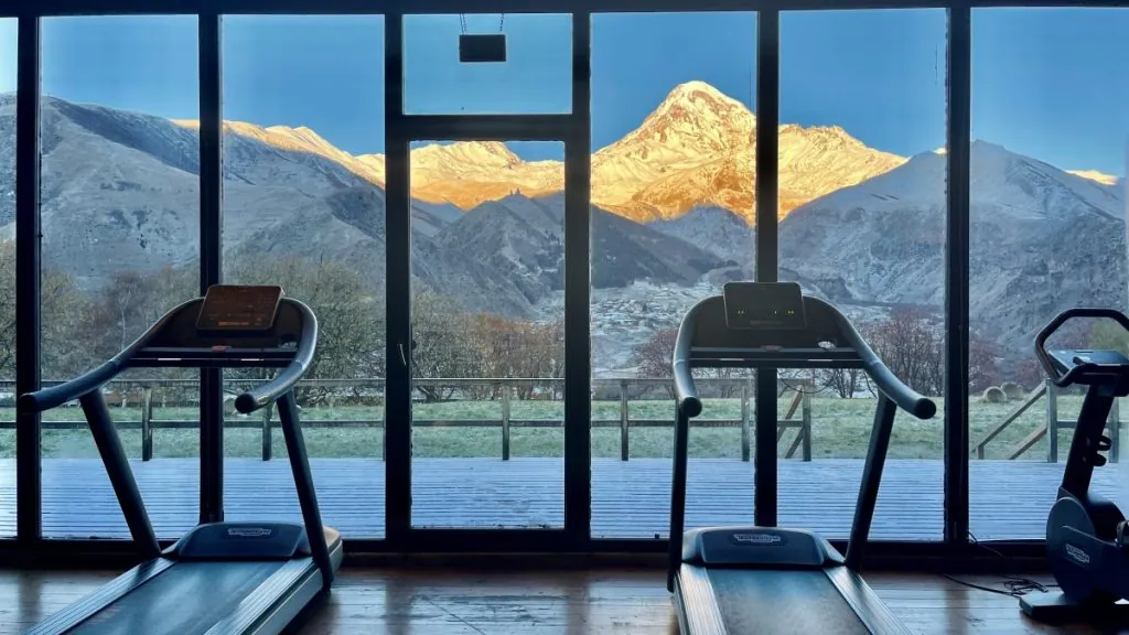 Rooms hotel gym - Att besöka Kazbegi i Georgien