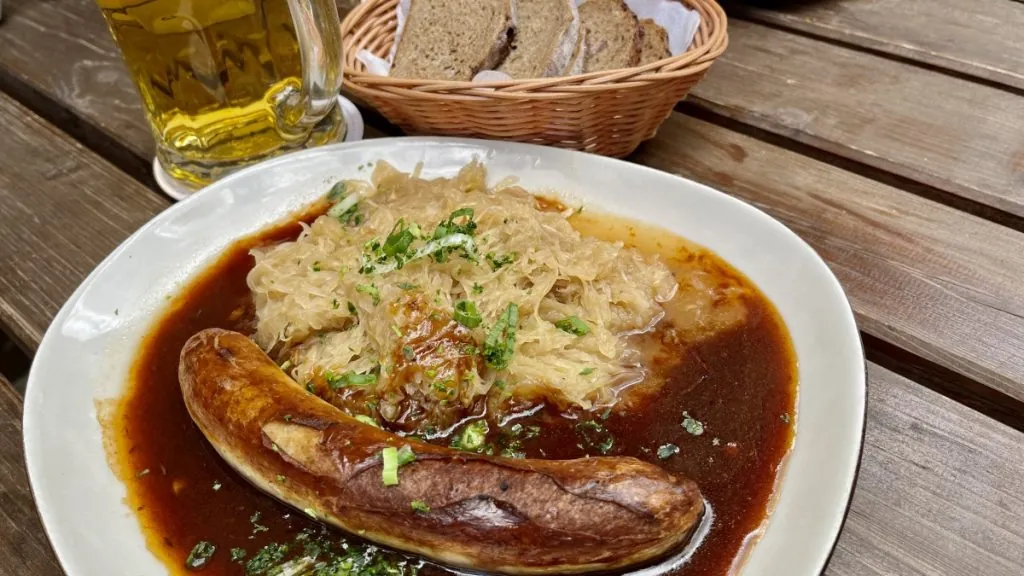 Bratwurst och sauerkraut